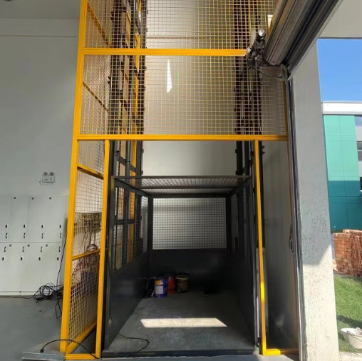 东山导轨式升降机助力物流园破解运输难题