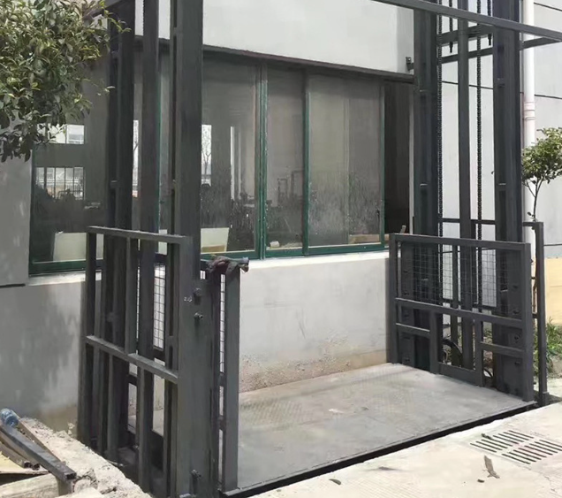 东山导轨式施工升降机助力民生工程提速增效